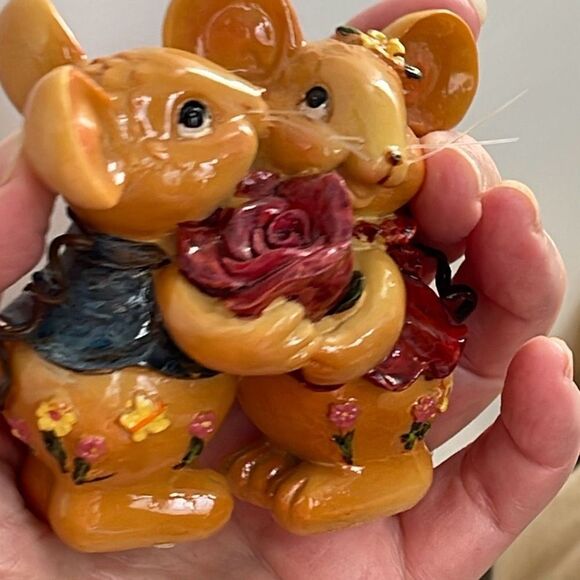 Ceramic Kissing mice with a rose. - Picture 6 of 9